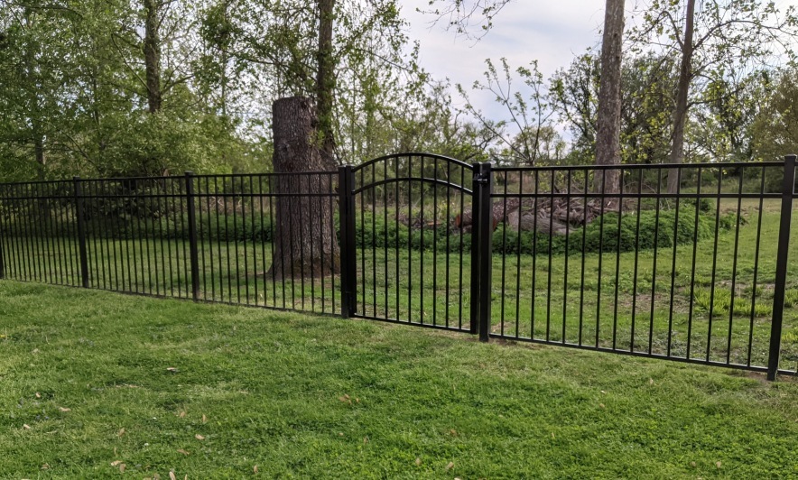 Black-aluminum-fence-arched-gate