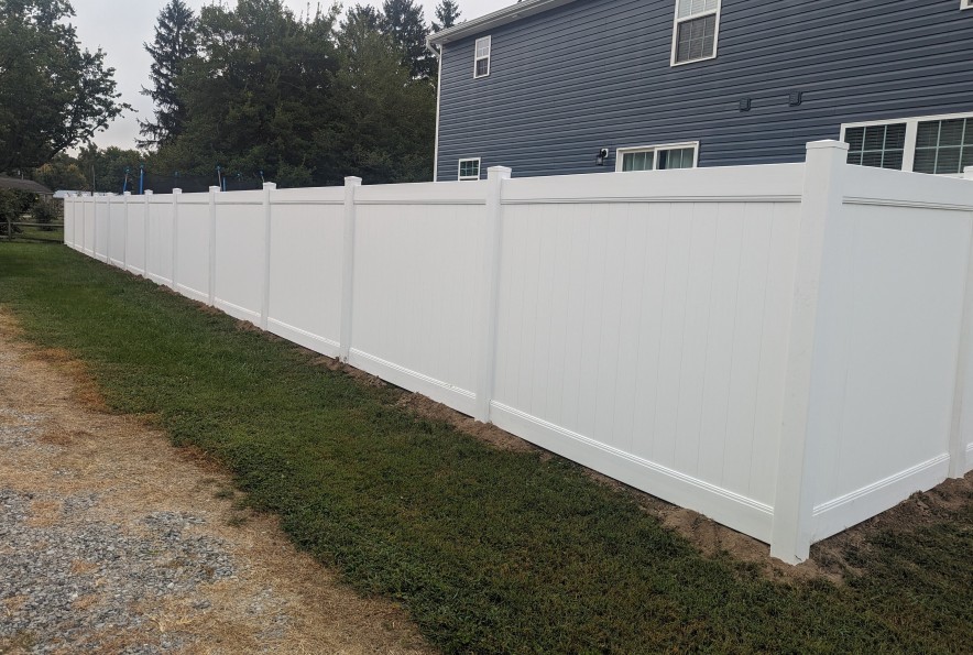 1_vinyl-privacy-fence-