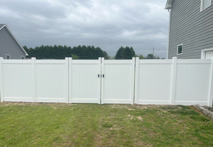 Privacy-fence-white-vinyl-