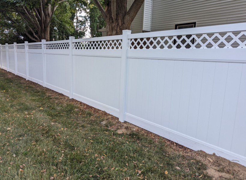 Vinyl-fence-latiTce-top